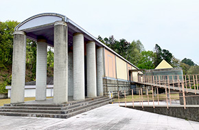 岡之山美術館